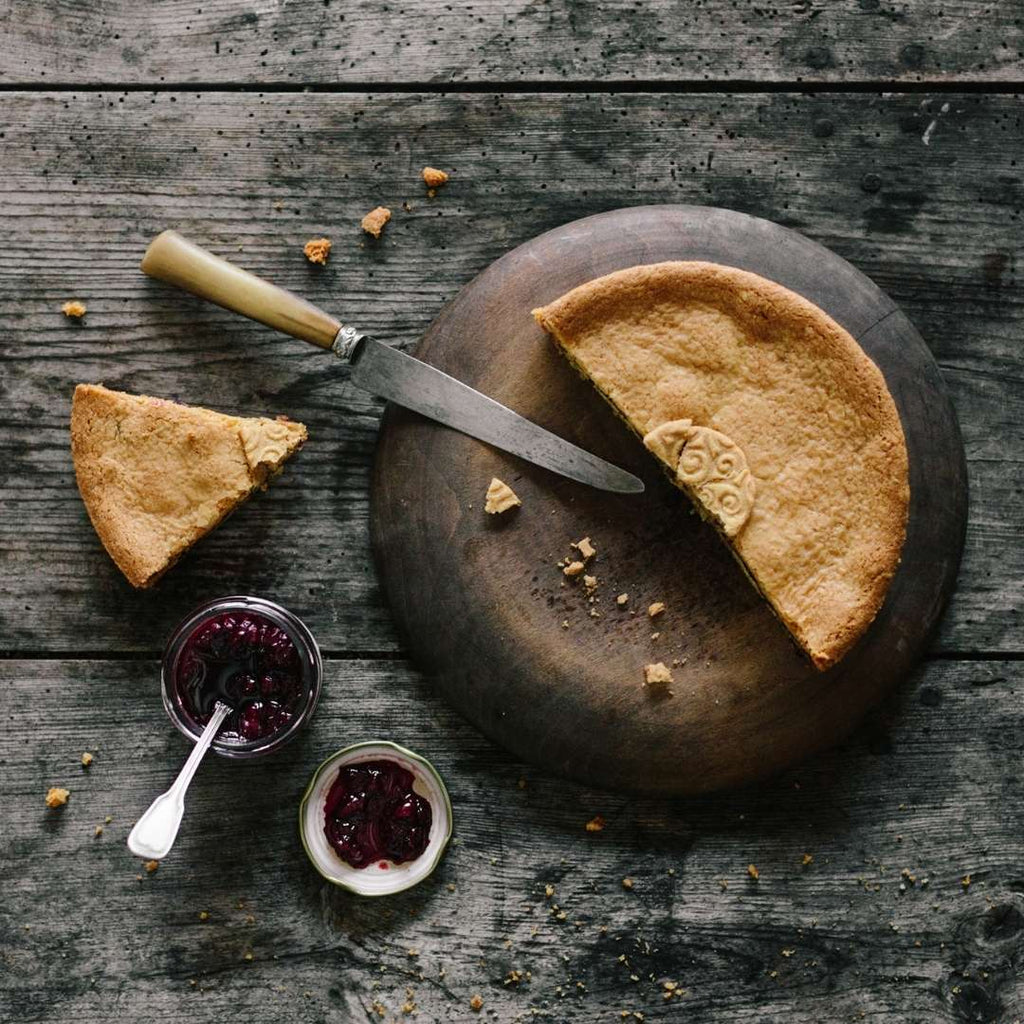 Gateau basque : découvrez notre collection de gâteau basque dont le gateau basque à la crème ou à la cerise. Nos gateaux basques sont sans glutten. Nous livrons votre gateau basque aussi bien à Paris, Biarritz, Bayonne ou partout ailleurs en France