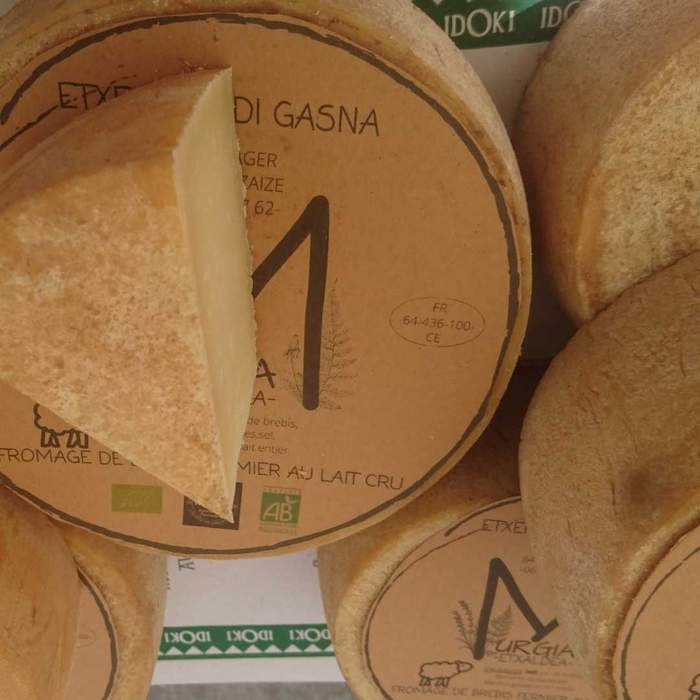 Handgemolken biologische Baskische boerenkaas van rauwe schapenmelk