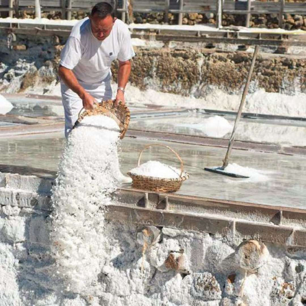 Handwerkliche Ernte des Salzes von Añana